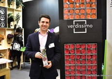 The preserved roses of Verdissimo. On the picture: Alfonso Casamitjana.